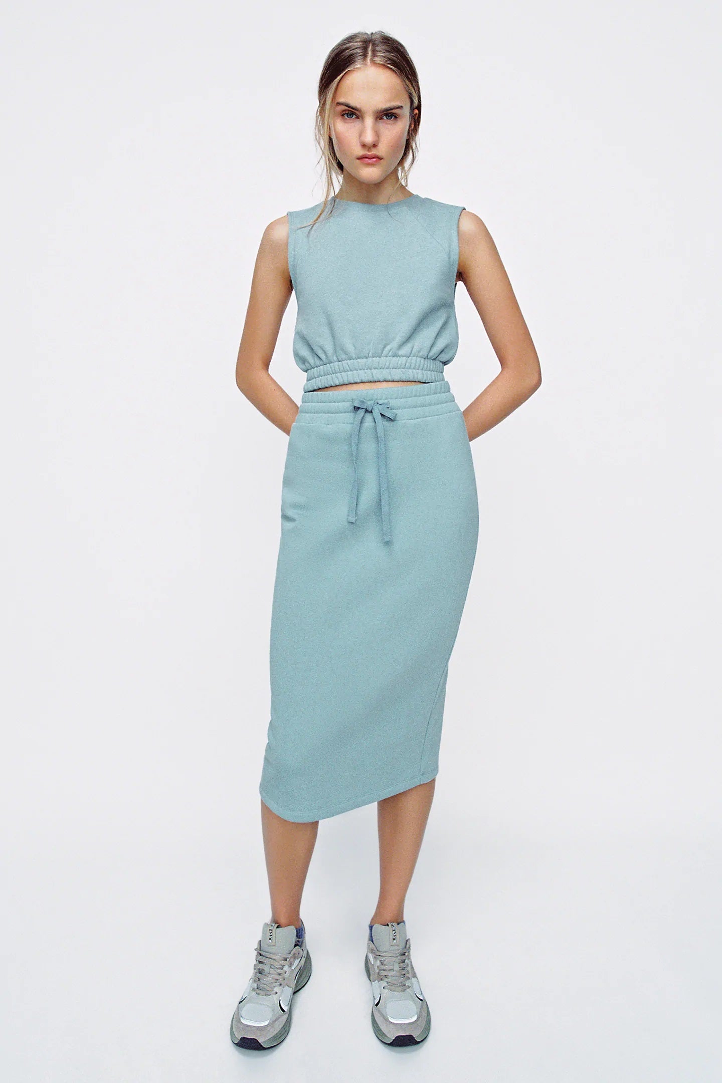 Comenzamos con una falda midi de felpa de la nueva colección de Zara. Una falda cómodo y estilizadora que está disponible en otros cinco colores super ponibles además de este azul agua precioso. ¿Lo mejor? Que solo cuesta 12,95 euros.