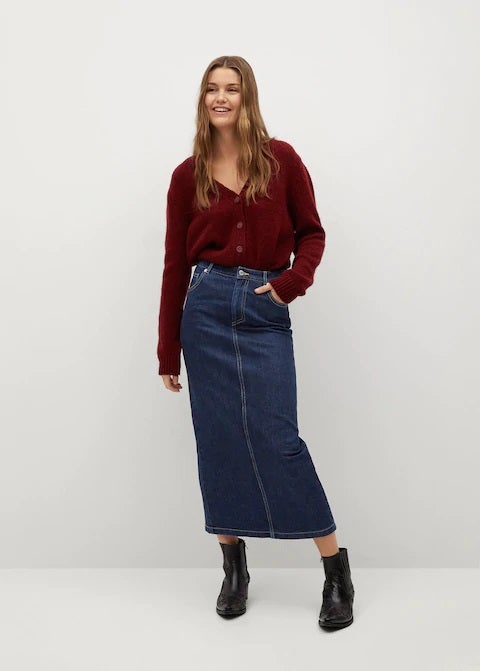 El denim será otra de las tendencia clave de la primavera-verano 2021 y una falda midi vaquera siempre será un acierto en cualquier armario. (39,99 euros en Mango).