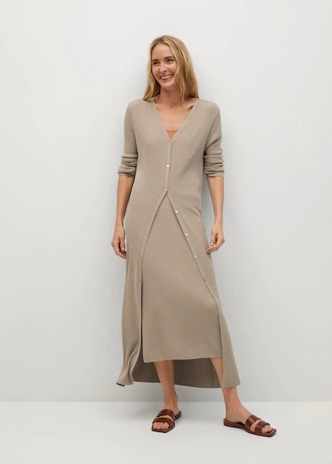 El punto seguirá llevándose esta primavera con sandalias por su comodidad y versatilidad. Ficha esta falda midi de punto en color beige de Mango por 25,99 euros. ¡Te la pondrás con absolutamente todo!