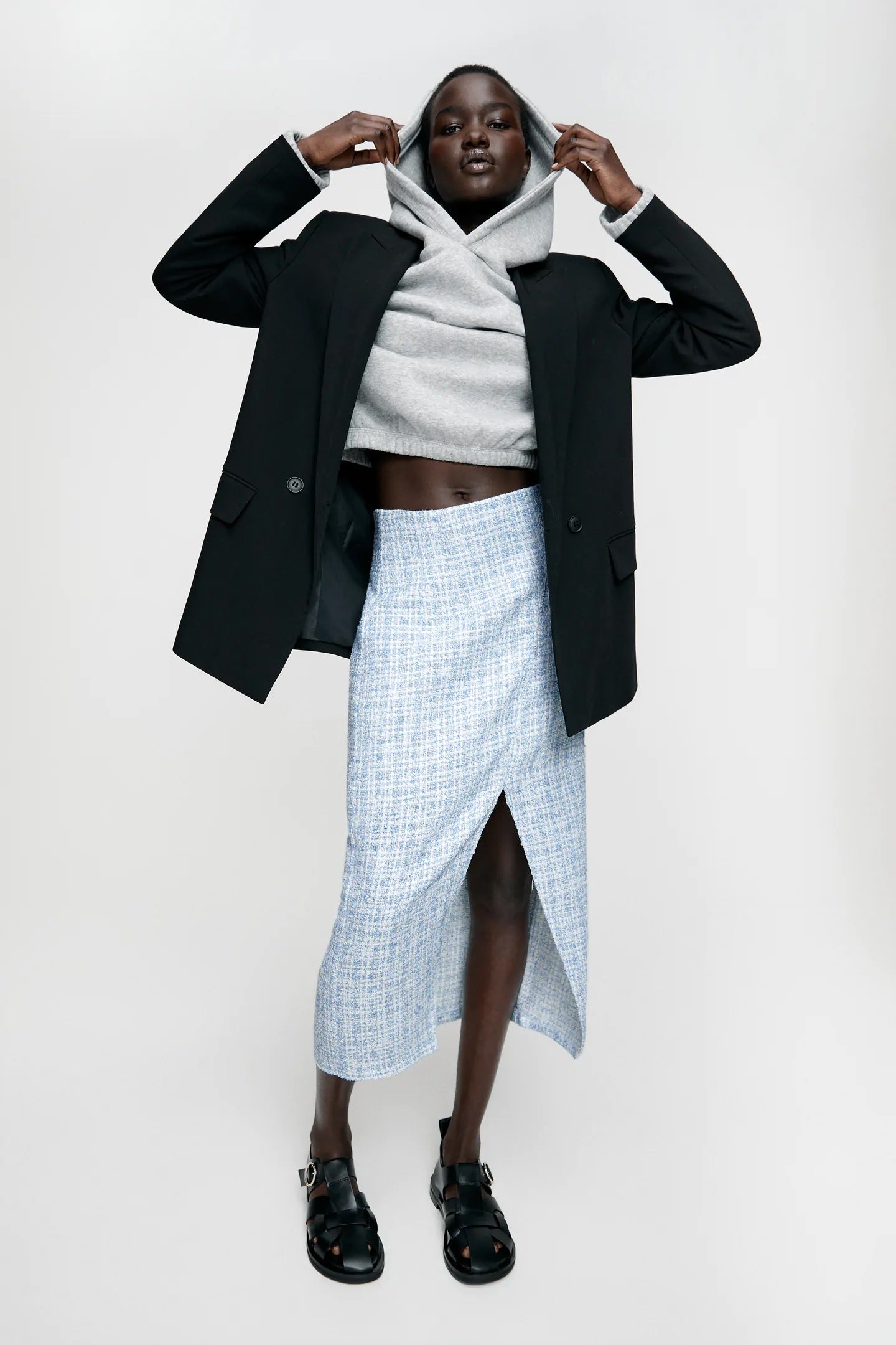 Falda midi de cuadros en tejido tweed, diseño cruzado y acabado desflecado de lo nuevo de Zara. Un absoluto capricho que no va a faltar en nuestro armario esta primavera. (29,95 euros).