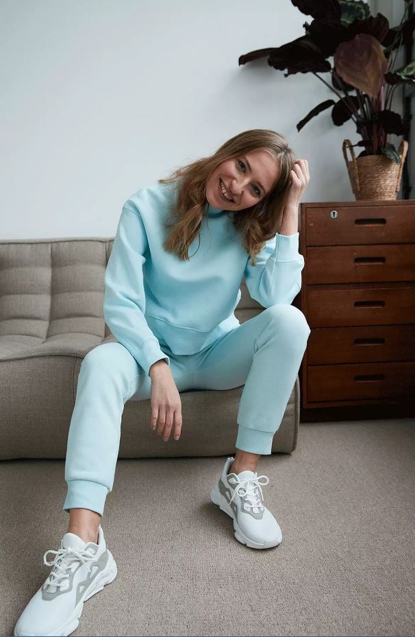 Este chándal en verde aguamarina promete comodidad en casa y una fantástica dosis de color en la calle. Tanto la sudadera como el pantalón cuestan 12 euros en Primark.