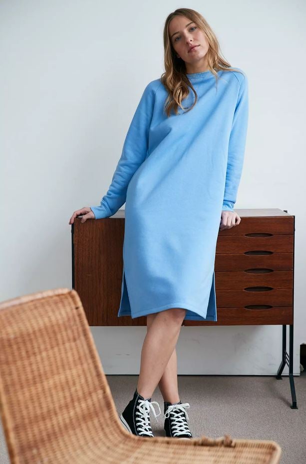 Este vestido sudadera en azulón es perfecto para estar cómoda y calentita en casa, pero también muy favorecidas en la calle, donde nos lo imaginamos con unas botas y una cazadora biker. Cuesta 16 euros en Primark.