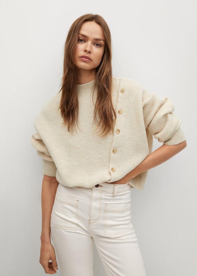 Jersey color beige con botones asimétricos de Mango (29,99 euros)