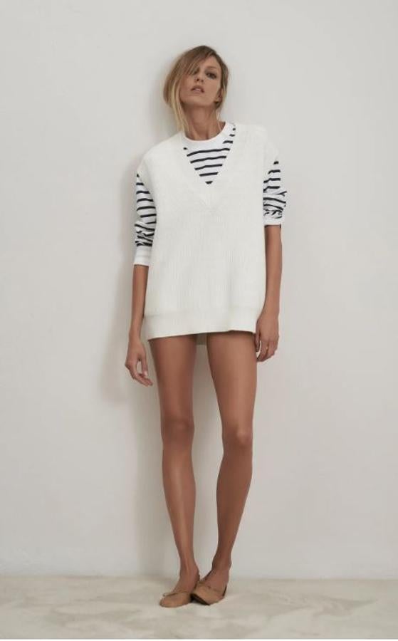 Este chaleco blanco de punto con silueta ligeramente oversize (25.95 euros) que vamos a poder usar en un sinfín de looks.