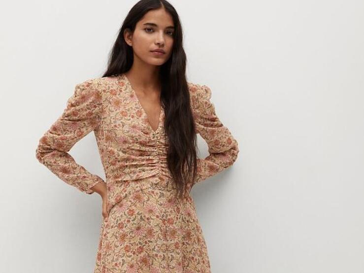 Fotos: Las compras de la semana: de los primeros vestidos primaverales de Mango a la chaqueta rosa viral