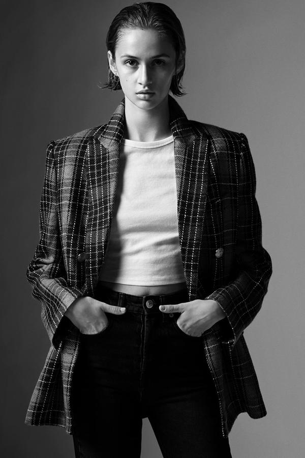 Blazer cruzada con doble botonadura y estampado de cuadros (79,95 €), camiseta crop top (9,95 €) y vaqueros (29,95 €), todo de Zara.