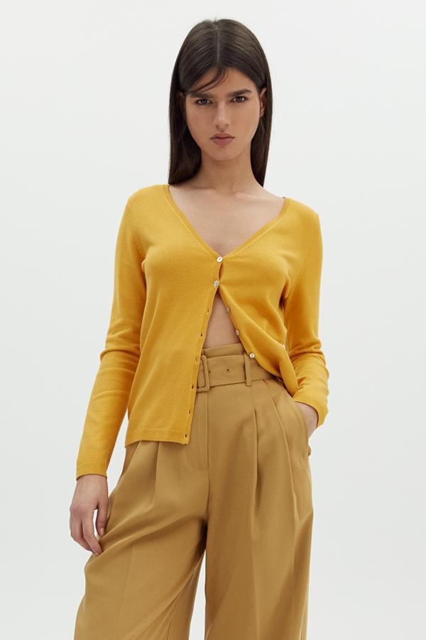 En tu armario no puede faltar una chaqueta de punto básica como esta. Con cierre mediante botones y disponible en varios colores, tiene un precio de 13,99 euros.