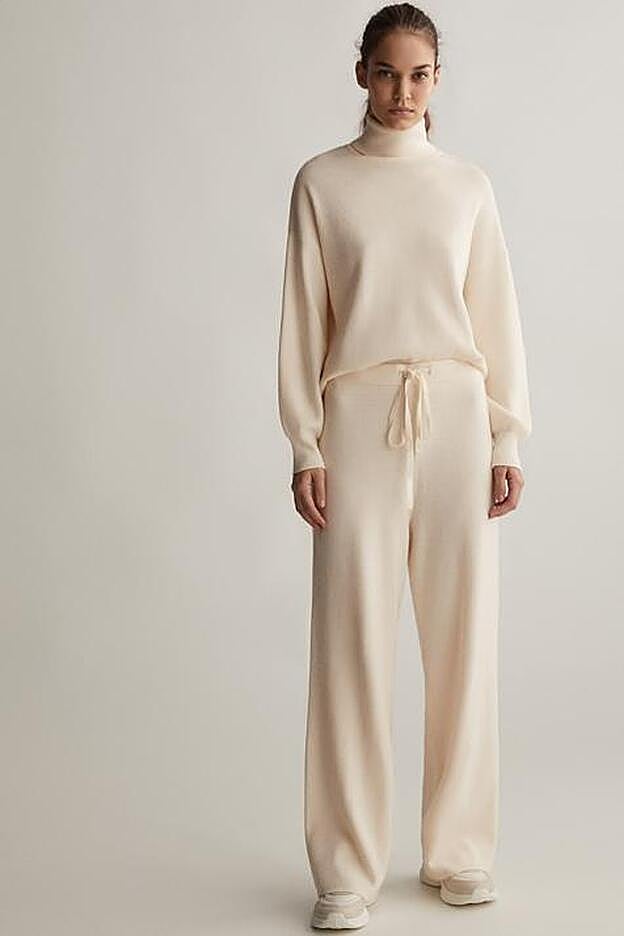 Holgado y con una suave caída, este conjunto, con jersey de cuello alto y pantalón recto, será tu mejor aliado.