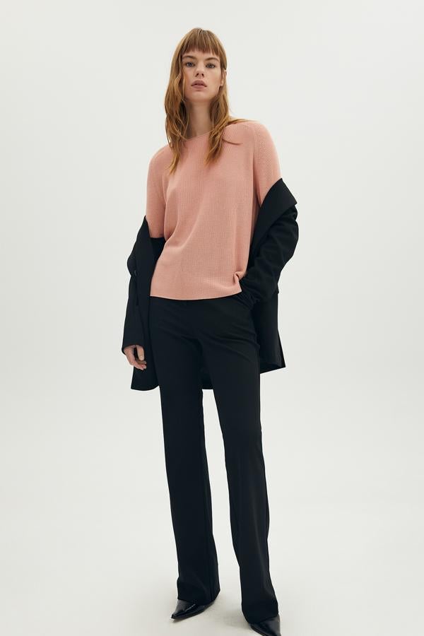 Disponible en varios colores, este jersey rosa con cuello caja cuenta con cierre trasero con lazada y tiene un precio de 9,99 euros.