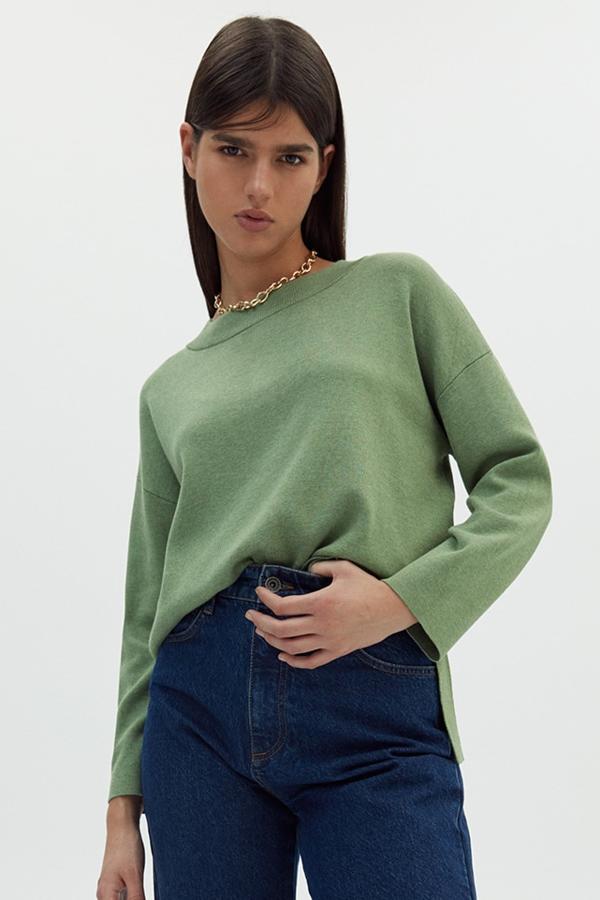 Disponible en verde, azul o blanco, este jersey de punto con abertura en la espalda tiene un precio de 23,99 euros.