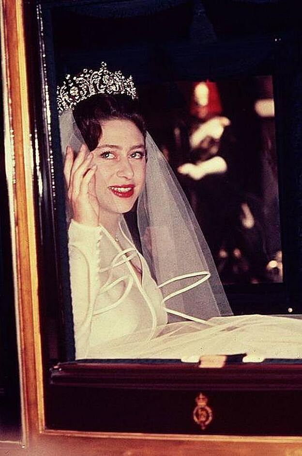 La princesa Margarita se casó con la impresionante tiara Poltimore de diamantes, creada por el joyero Garrard, regalo de su madre. Sus hijos decidieron venderla en subasta, en 2016, por un millón de euros.