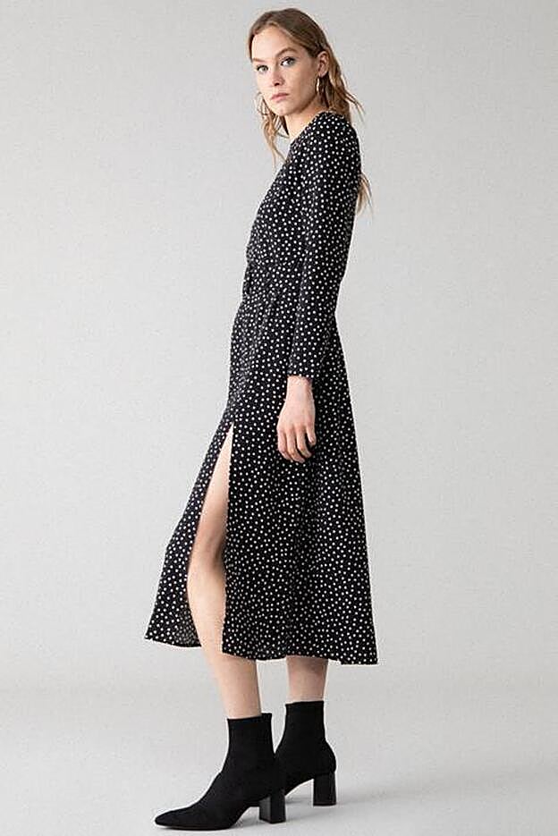 Sus aberturas laterales y el cinturón del mismo tejido crean un efecto estilizador.