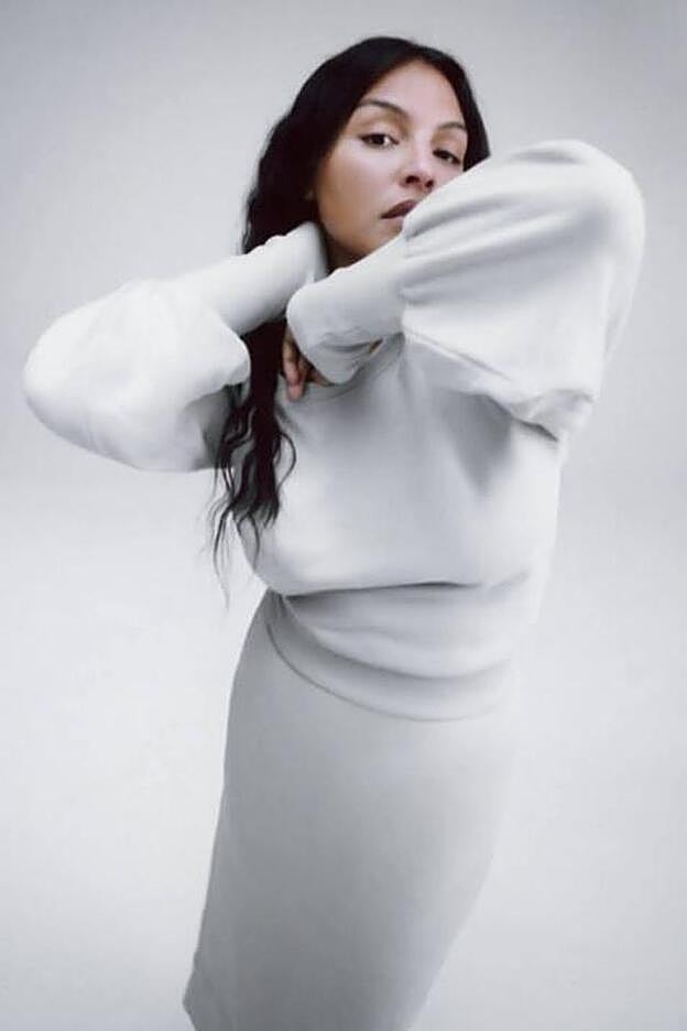 Sudadera de cuello redondo y manga larga abullonada: 15,95 euros. Falda midi de tiro alto y cintura elástica: 17,95 euros.