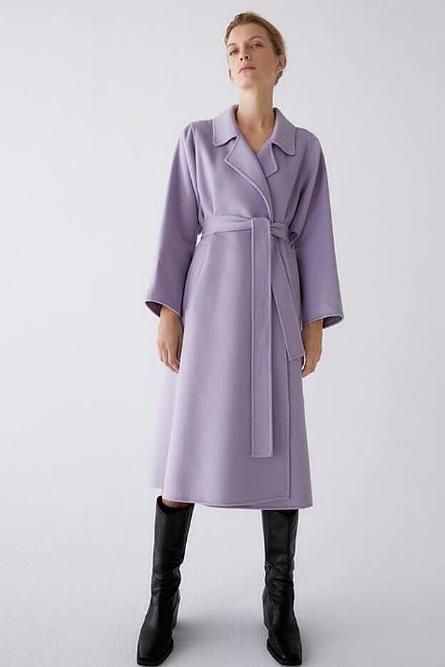 Con detalle de pelo extraíble en manga y cuello, este abrigo largo con cinturón será uno de tus favoritos para tus looks de invierno.