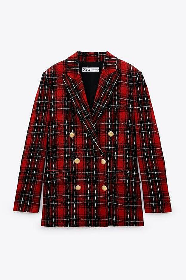 Esta chaqueta con bolsillos con tapeta promete ser una de tus prendas favoritas esta temporada y es ideal para combinar con tus pantalones favoritos.