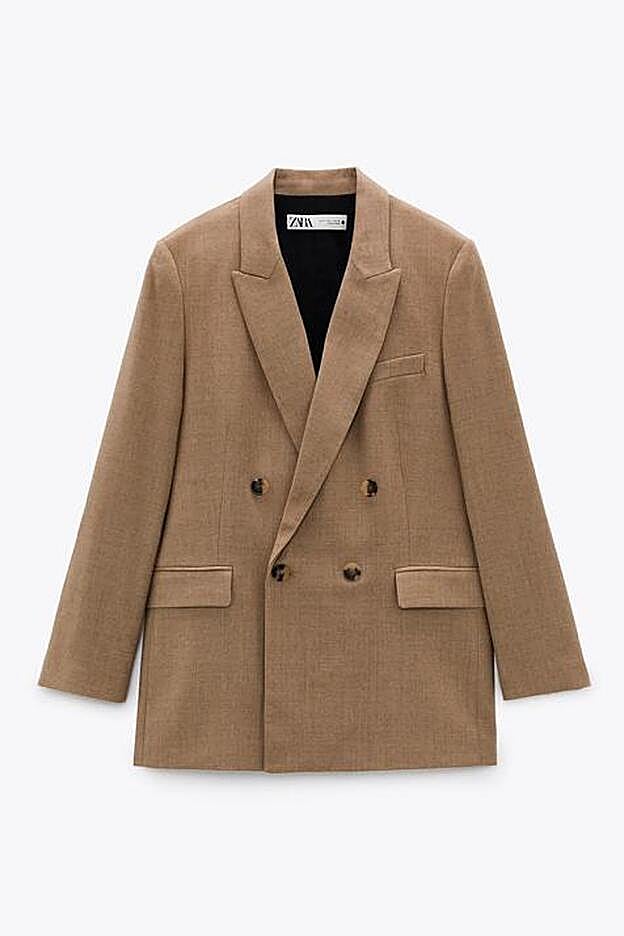 En un tejido suave y amoroso, esta blazer forma parte de una edición cápsula de la marca con la lana como protagonista, y que ya está arrasando.