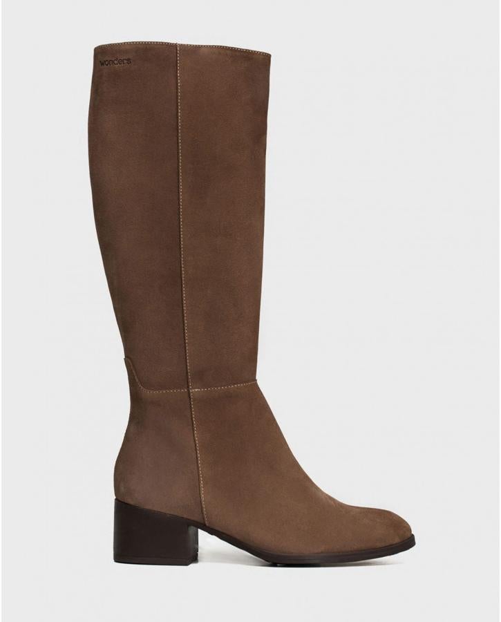 Botas camperas de ante en color marrón y tacón medio, de Wonders (119 euros).