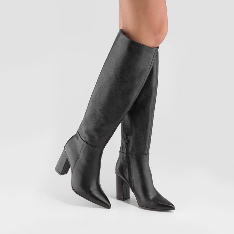Botas negras de tacón ancho, de Lodi (129 euros).