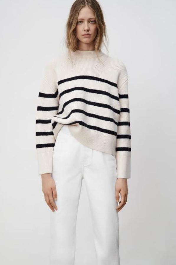 Jersey blanco con ryas negras, de Zara (29,95 euros).