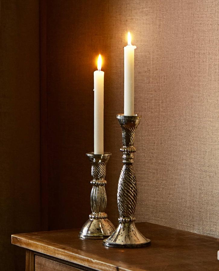 Estos candelabros de vidrio mercurizado con relieve están disponibles en dos tamaños. Sus precios oscilan entre los 9,99 euros y los 15,99 euros.