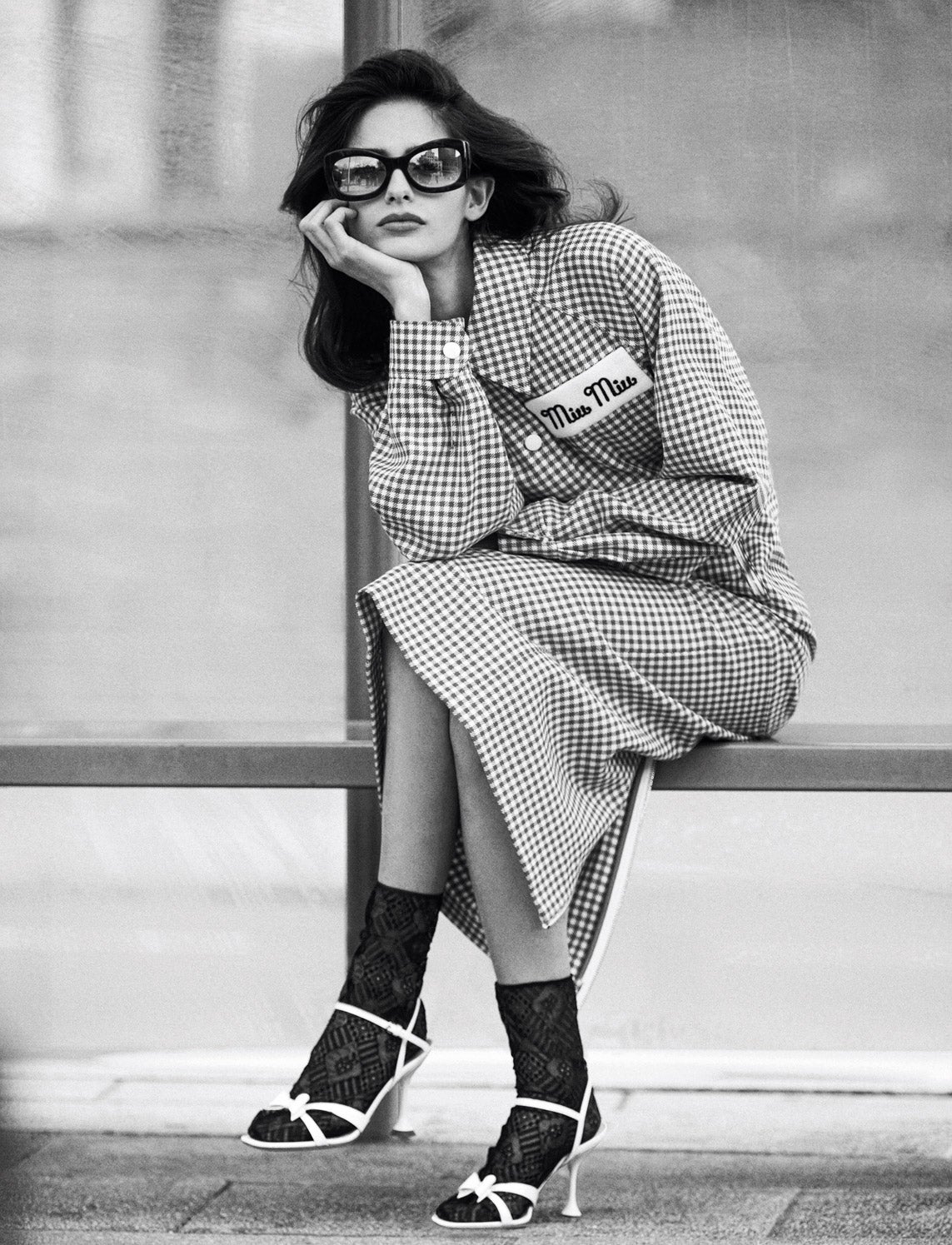 Chaqueta, falda y sandalias, todo de Miu Miu. Gafas de sol, de Oliver Peoples, y calcetines de encaje vintage.