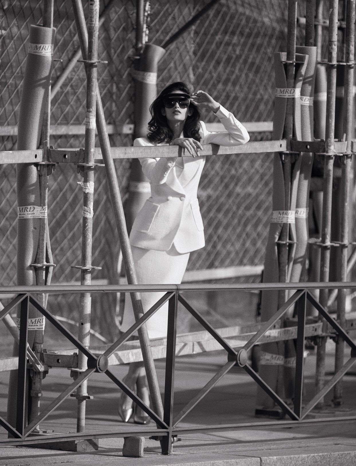 Americana y falda, ambas de Inés Martín Alcalde. Camisa de satén, de Cortefiel; zapatos de Geox; y gafas de sol, de Chanel.
