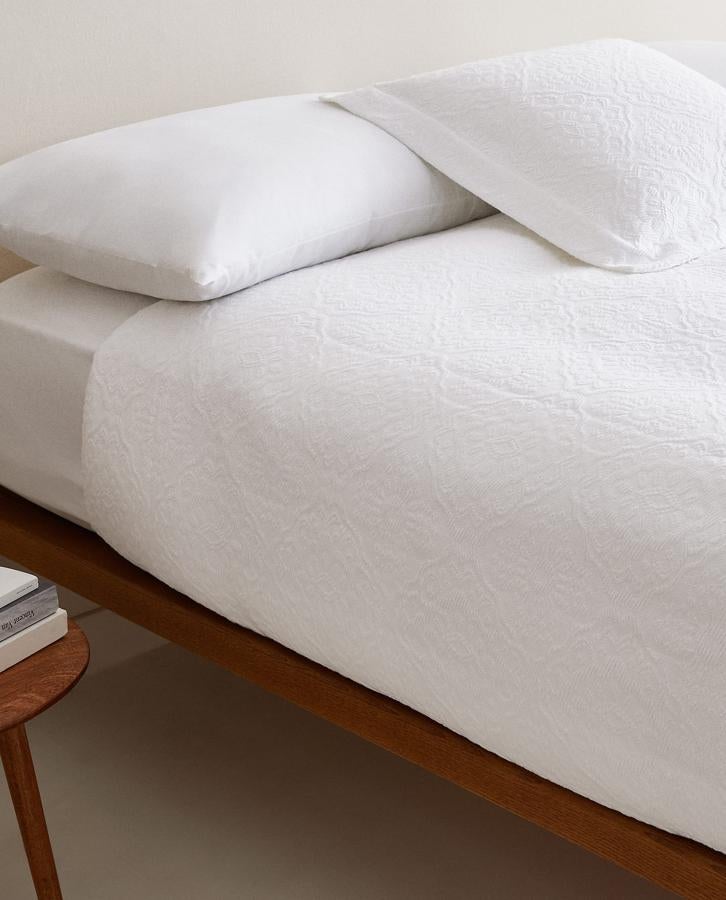 En color blanco con dibujos en relieve, esta colcha para cama de 90 con medidas de 160x250 centímetros tiene un precio rebajado de 19,99 euros.