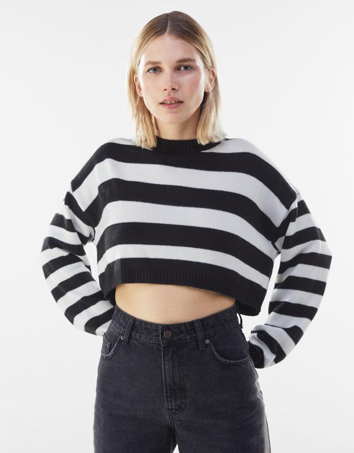 Jersey cropped blanco y negro, de Bershka (17,99 euros).