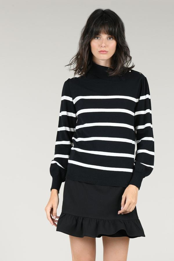 Jersey negro con rayas blancas de cuello alto, de Molly Bracken (41,77 euros).