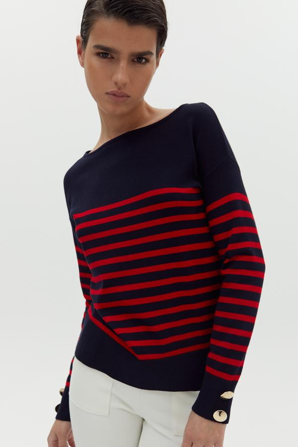 Jersey azul marino y rojo con botones dorados en el puño, de Sfera (15,99 euros).