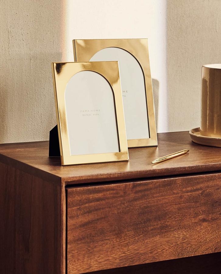 Este marco de fotos metálico en dorado tiene un precio rebajado de 9,99 euros y unas medidas de 18x13 centímetros.