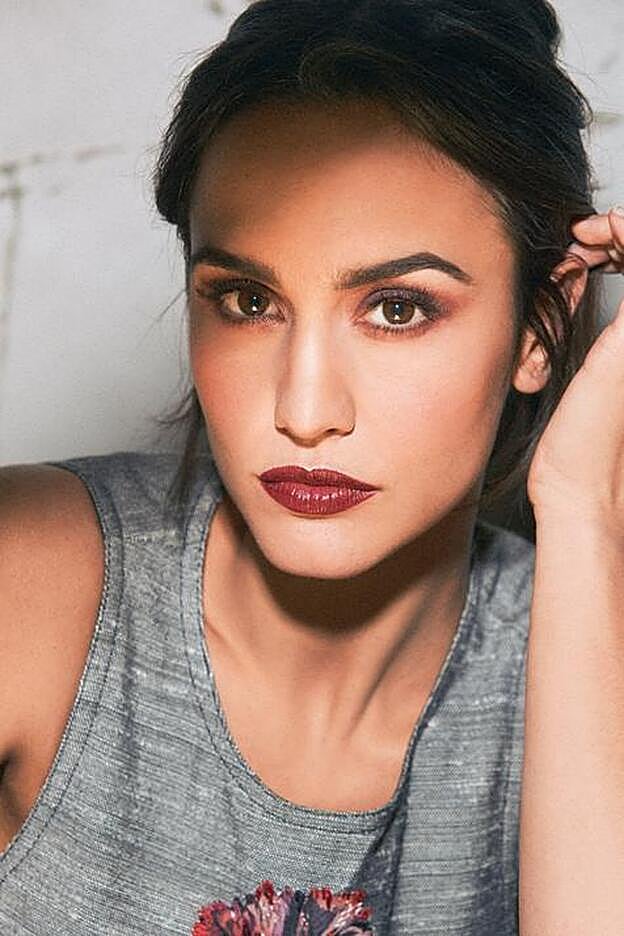 En los ojos, la actriz lleva el tono chocolate de la paleta Dior Trioblique, máscara de pestañas y un lápiz de cejas ultra fino.