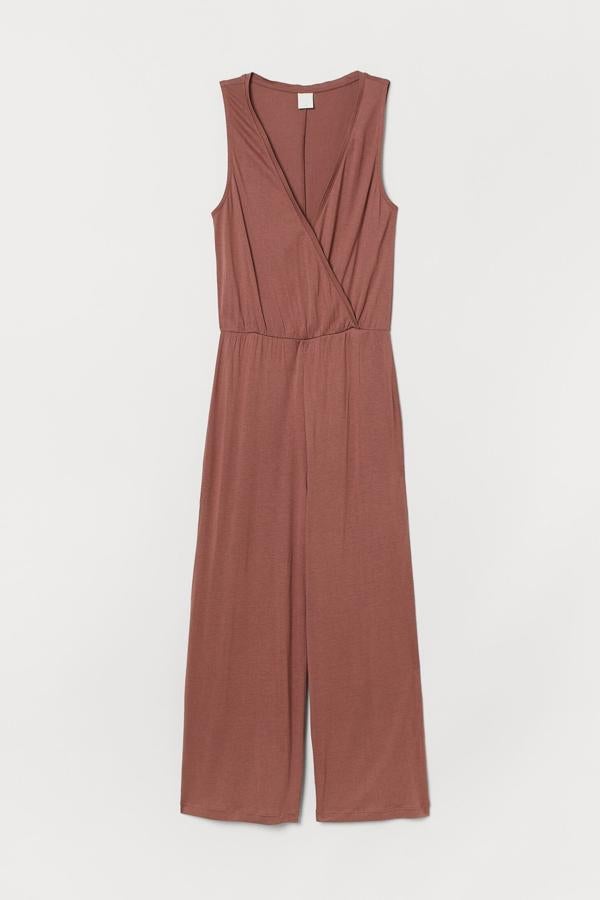 Disponible en marrón o en negro, este mono tres cuartos con frente cruzado y escote de pico tiene costura elástica en la cintura y perneras amplias. Su precio es de 24,99 euros.