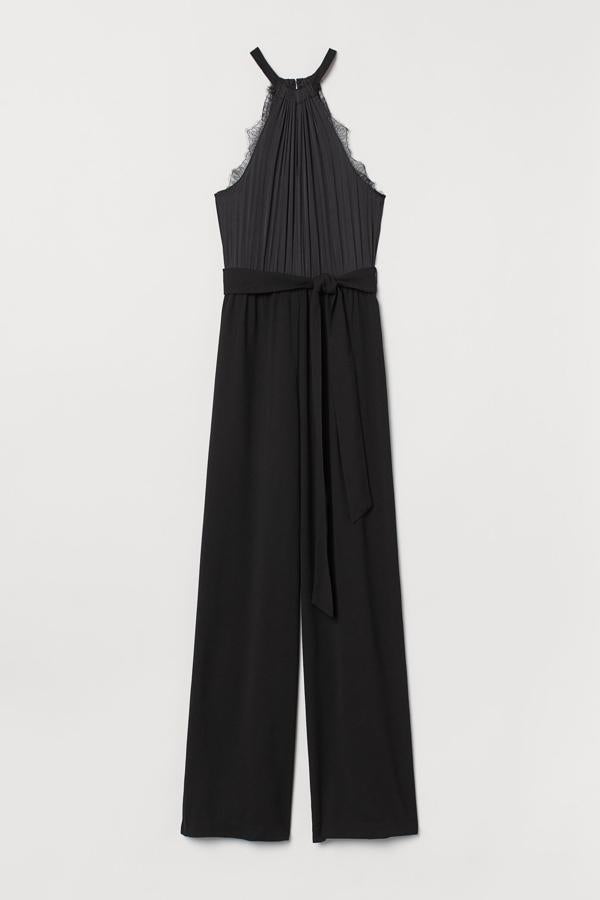 Este elegante mono de tela en color negro con cuerpo ceñido de satén con encaje cuenta con abertura tanto en la parte delantera como en la trasera y tiene un precio de 59,99 euros.