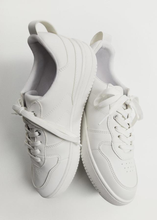 Con punta redondeada y con plataforma, estas sneakers blancas con cierre de cordones son de Mango y tienen un precio de 29,99 euros.