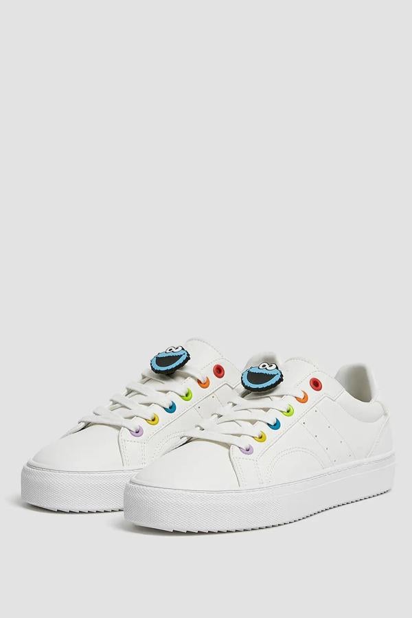 Estas zapatillas blancas con detalles de colores cuentan con un aplique con un personaje de Barrio Sésamo y suela interior con print animado. Son de Pull & Bear y tienen un precio de 25,99 euros.