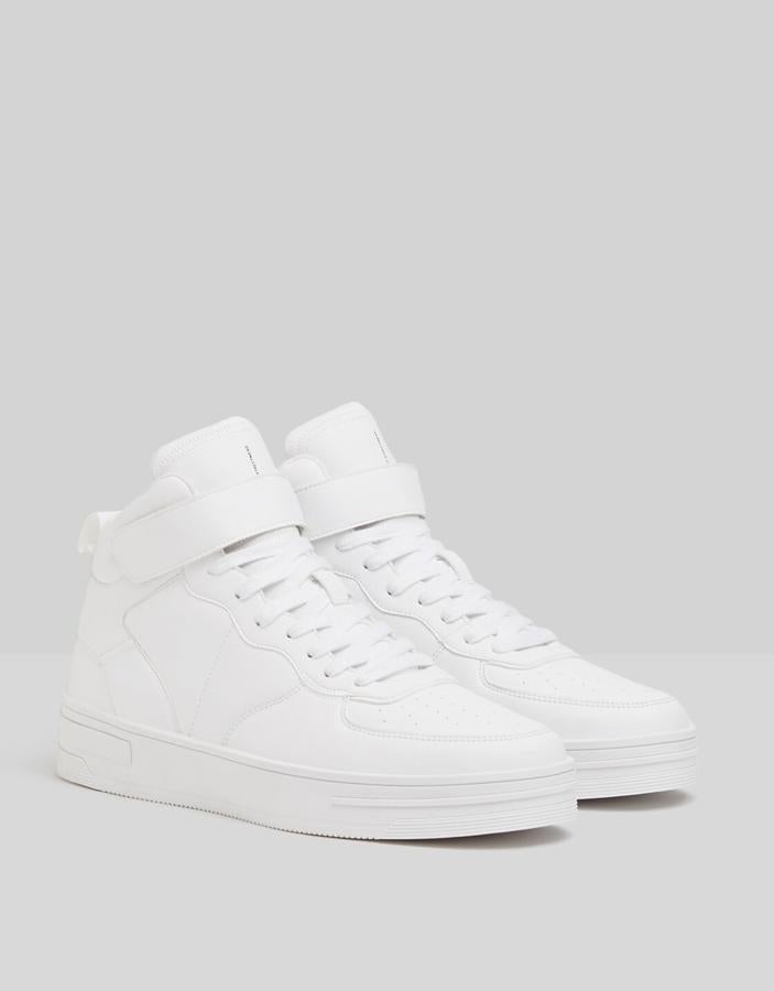 Estas sneakers tipo botín de basket en color blanco cuentan con cierre mediante tira adherente y detalle de pespuntes y picados. Son de Bershka y tienen un precio de 39,99 euros.