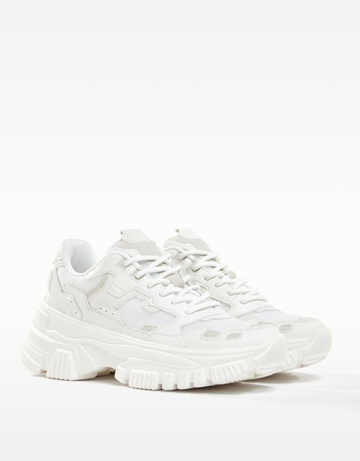 Con una altura de seis centímetros, estas zapatillas blancas con rejilla y suela XL ligera son de Bershka y tienen un precio de 35,99 euros.