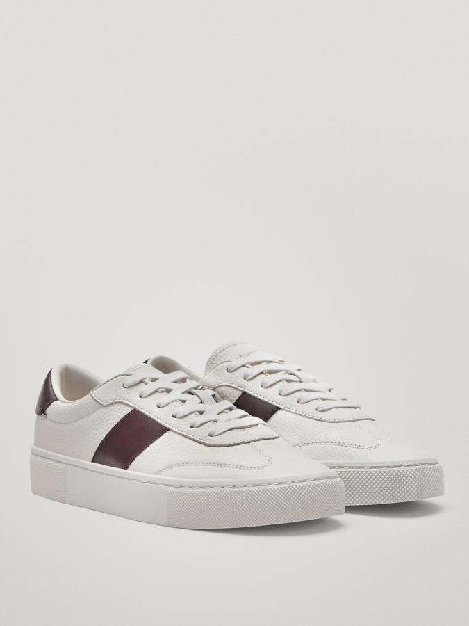 Estas zapatillas blancas de Massimo Dutti cuentan con detalles en color burdeos en los laterales y en la parte trasera. Tienen un precio de 69,95 euros.