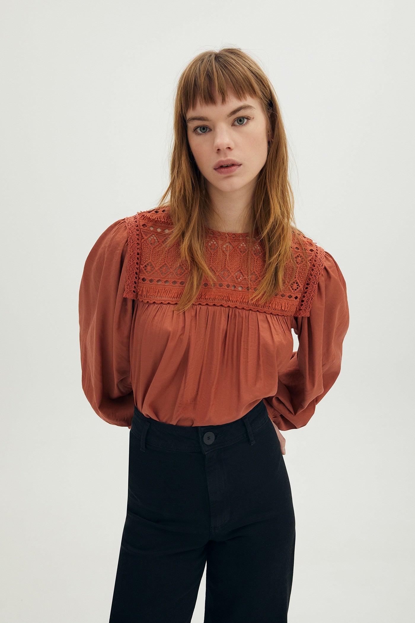 Blusa con escote de encaje y mangas globo. (25,99 euros).