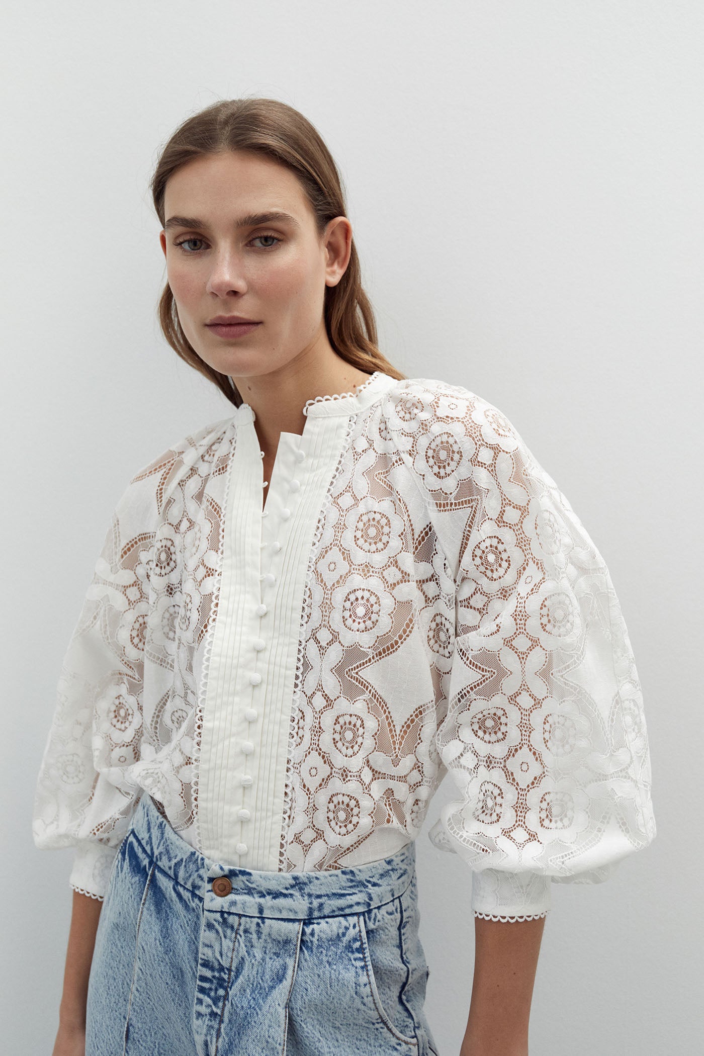 El blanco es uno de los tonos favoritos para lucir camisa en primavera. Y esta de Sfera con tejido calado y mangas abullonadas ¡enamora! Rompe con los diseños clásicos y hazte con ella por 29,99 euros.