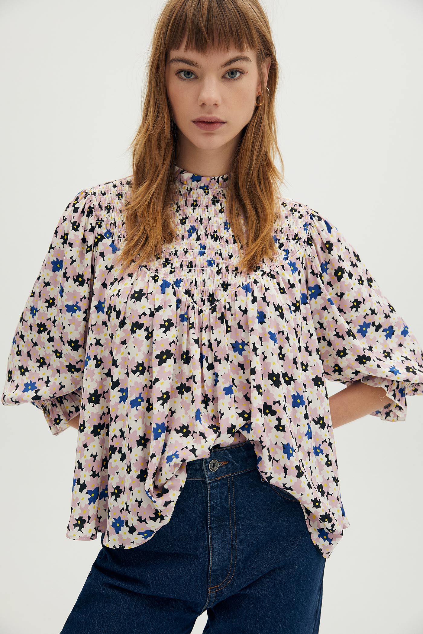 Revive el estampado de flores esta primavera con esta blusa de Sfera de escote fruncido y cuerpo fluido. (19,99 euros).