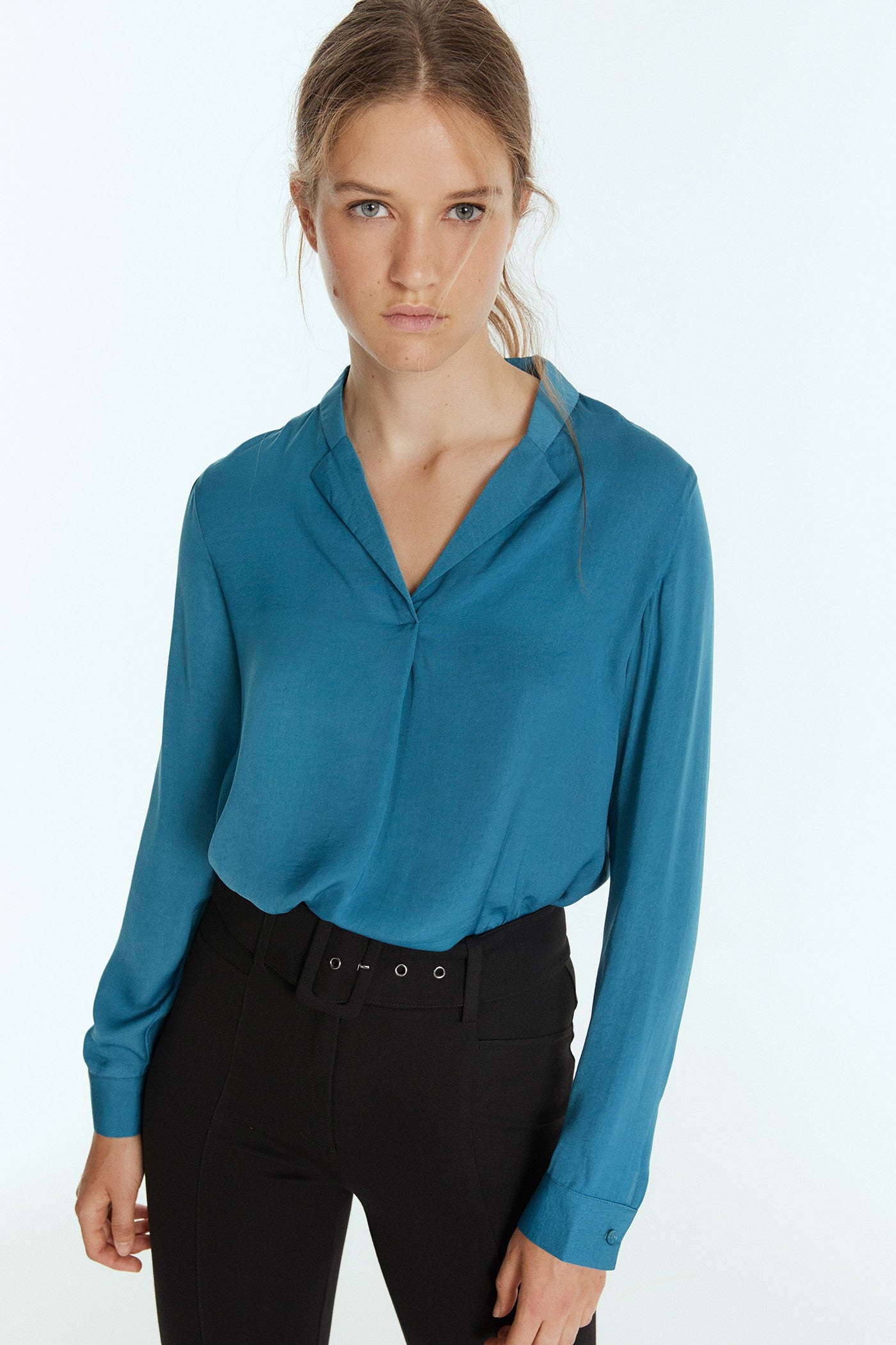 Terminamos con una blusa azul con cuello de camisa para dar color y alegría a cualquier look primaveral. ¡Acertarás! (15,99 euros).