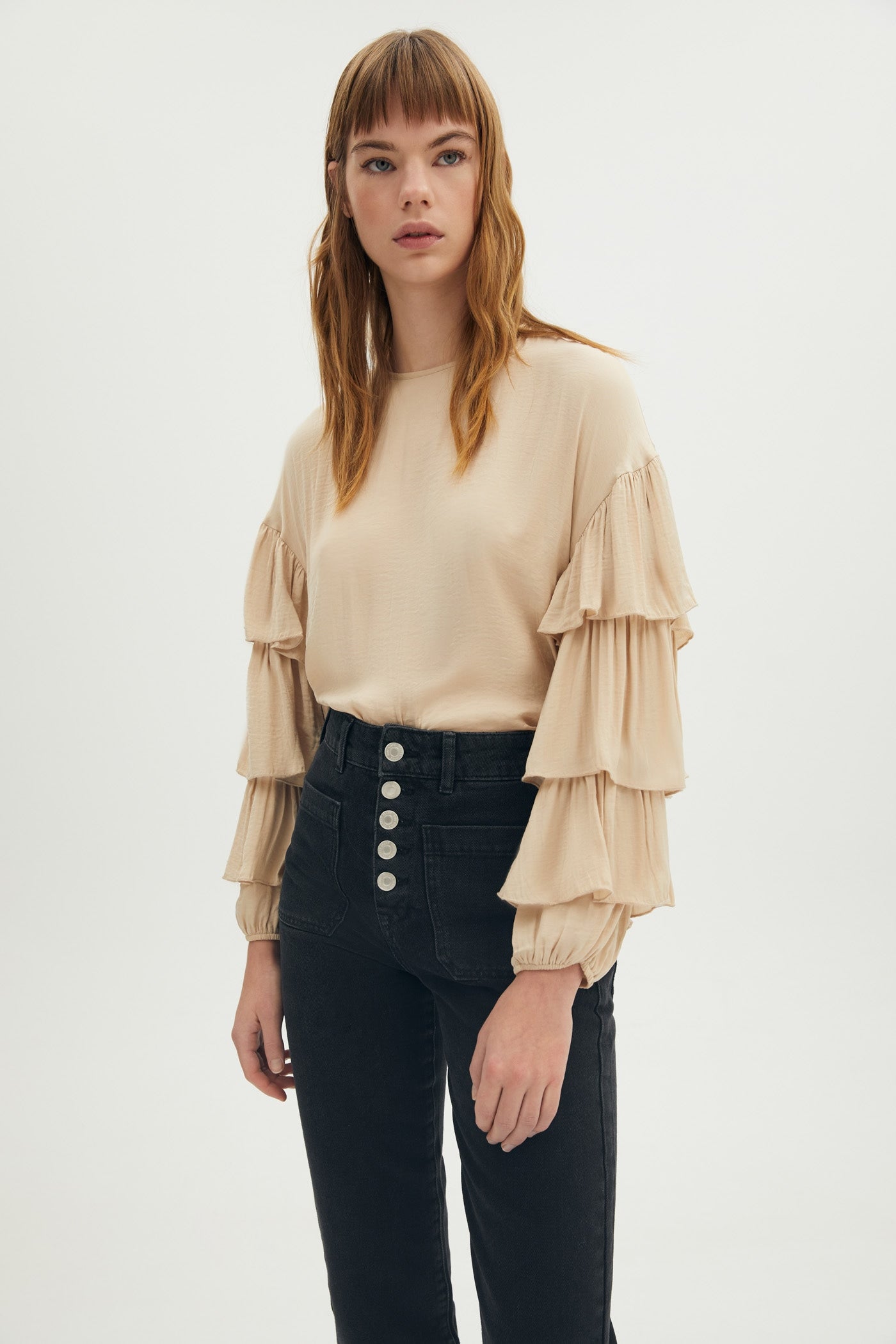 Esta primavera también volverán los volantes y esta blusa, que los lleva en las mangas, es un básico al que no le falta detalle. Combinará a la perfección con cualquier vaquero. En Sfera por 15,99 euros.