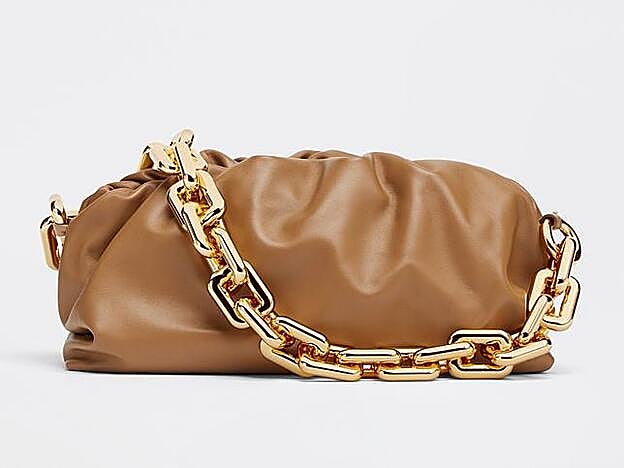 El bolso de Bottega Veneta.