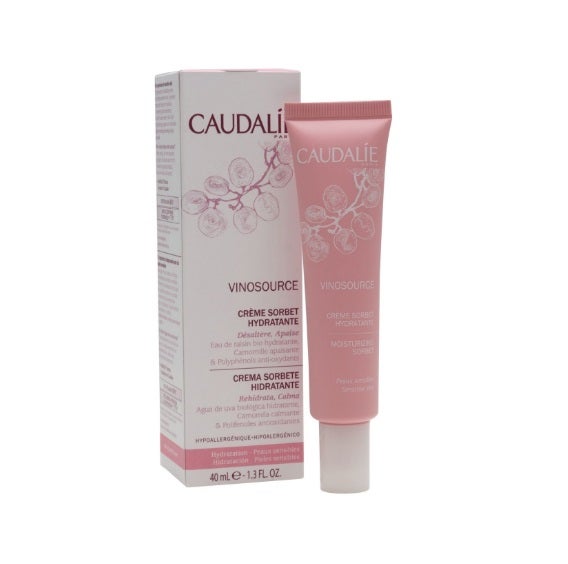 Crema Sorbete Vinosource de Caudalie (19,38 euros) . Otra crema hidratante muy efectiva en las pieles más sensibles y reactivas. Su aplicación se encarga de eliminar las rojeces y otros signos de sensibilidad, además de alargar la acción calmante en el tiempo creando una película protectora.