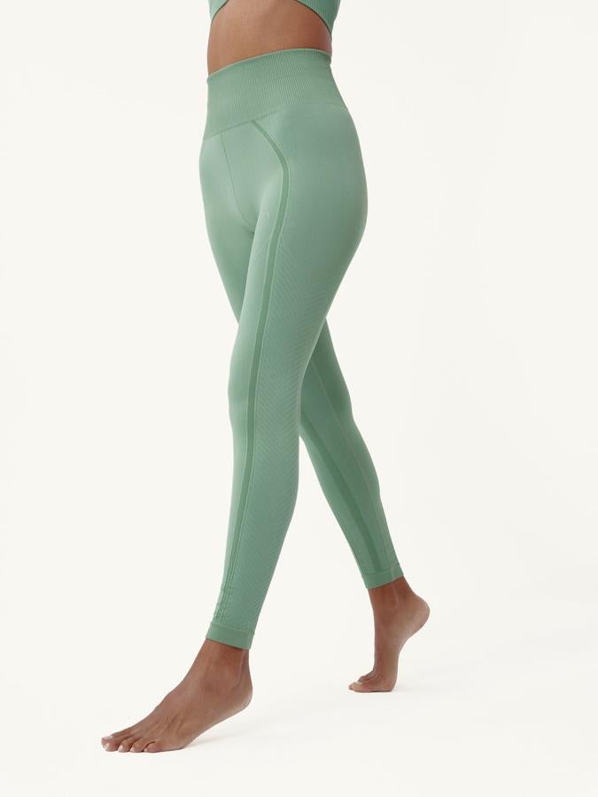 Leggins en color verde, de Born Living Yoga (39,90 euros).