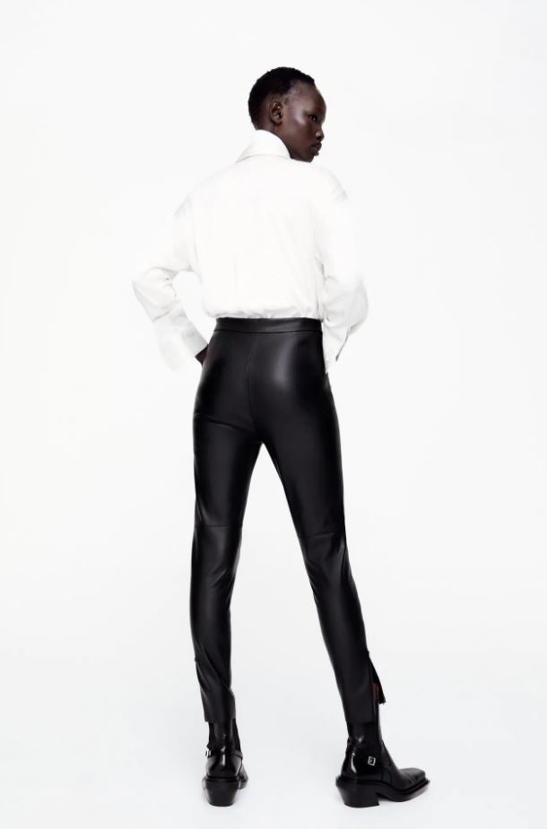 Estos pitillo efecto piel en negro no faltan en el fondo de armario de Kate Moss (cuestan 9.99 euros en los Special Prices de Zara).