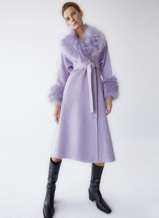 Abrigo de lana reversible con detalle de pelo, de Uterqüe (199 €).