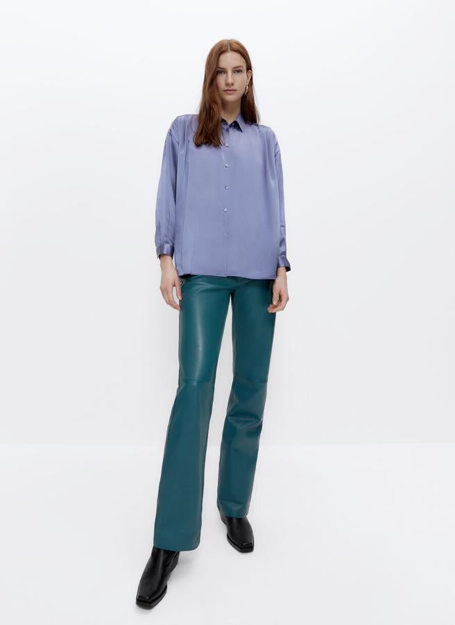 Blusa de seda y pantalón recto de cuero (229 €), todo de Uterqüe.